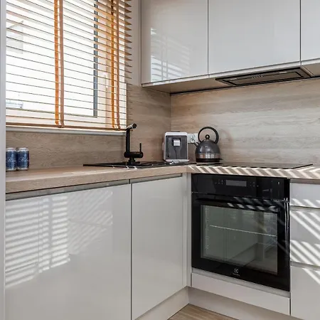 Allure Apartment Golden Harbour By Renters Prestige * 科沃布热格
